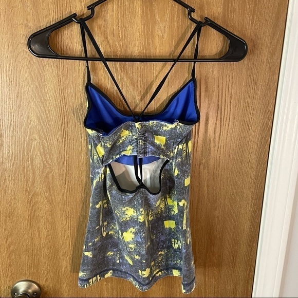 *Camisole Cut Out Back Built in bra Tank, XS - Picture 2 of 5